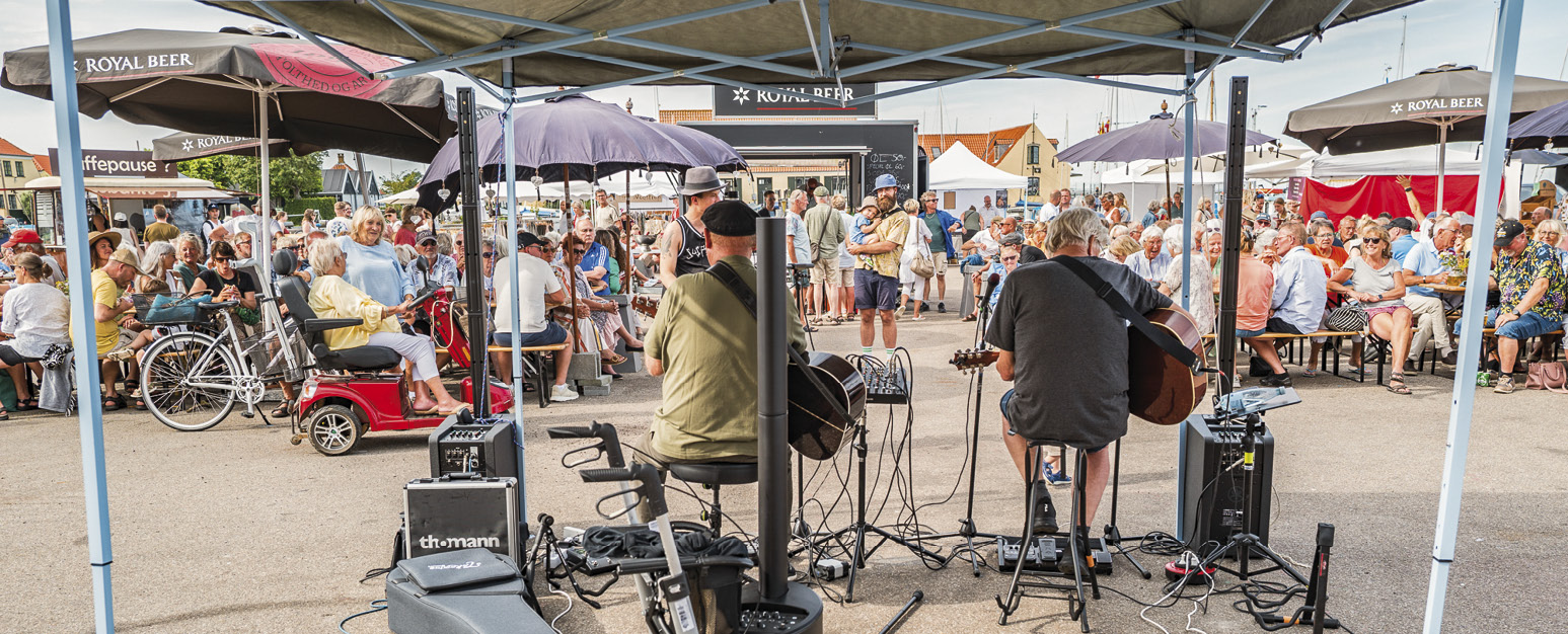 Markedets gæster nyder livemusikken med »Two os Us«. Foto: TorbenStender.